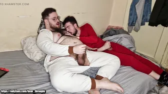 Osos peludos y gorditos en pijamas haciendo garganta profunda y chu...