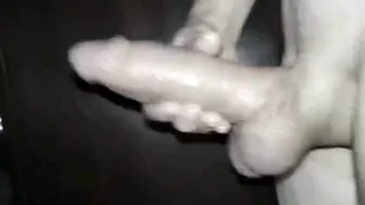 熊的大鸡巴撸他那粗壮的肉棒射出大量精液