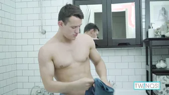 El joven luke a se masturba su gran polla en la bañera