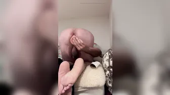 Twink latino gordito disfruta del juego anal con consolador en la o...