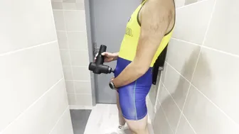 Atleta musculoso em novo singlet bate punheta com vibrador no pau g...
