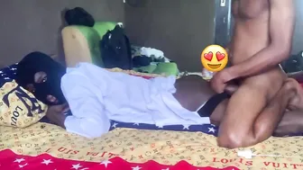 小鲜肉在沙发上被大鸡巴粗暴肛交