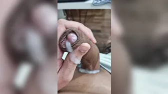 Tío dotado y sin circuncidar se masturba su gran polla y dispara un...
