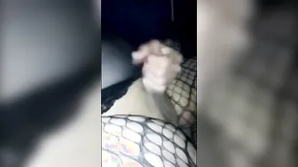 Hombre latino se deja chupar el gran clítoris por un hombre mayor