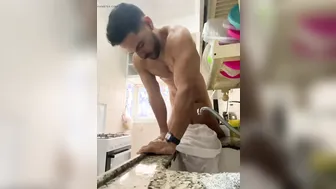Tipo musculoso tatuado folla duro a pelo muñeca sexual en la cocina