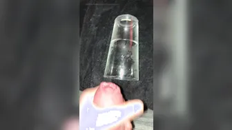 Pov необрезанный немец дрочит большой член и кончает в стакан
