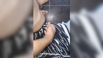 Hombre maduro pakistaní se masturba la polla grande hasta acabar cr...