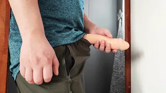 若いアマチュアの男の子が大きなチンポをシコシコして激しく射精