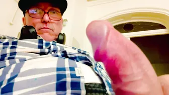 Papai maduro bate punheta com seu pau grande e duro em close-up solo
