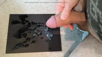毛熊边缘玩弄他粗大的未割包皮鸡巴直到大量射精
