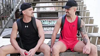 Atletas latinos dando uma volta após a academia para sexo sem camis...