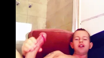 شاب ناعم يقوم بالإيلاج المؤجل لزبه الكبير غير المختون لساعات على كا...