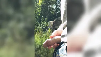 Joven peludo se masturba la polla grande en el bosque y se corre fu...
