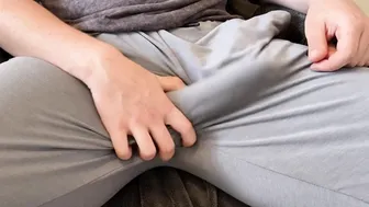 Jovencito se masturba su gran polla sin cortar hasta correrse sin m...