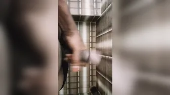 Jeune minet branle sa grosse bite noire et jouit dans la salle de bain