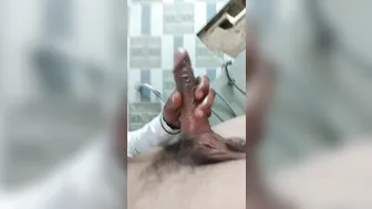 Tipo indio con polla grande sin cortar se corre en baño público