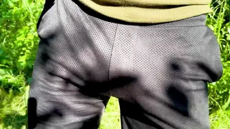 筋肉黒人が野外で脱衣して巨根をシコシコ
