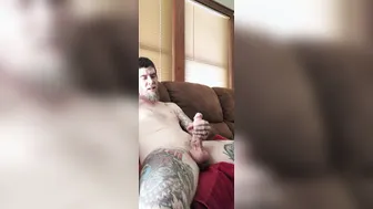 Séance de branlette solo avec une grosse bite blanche après le travail