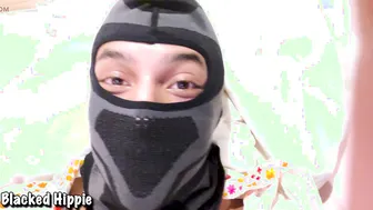 Jeune hétéro curieux regarde du porno gay et branle sa grosse bite ...