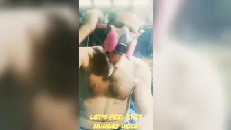 Papá macho juega rudo con consolador en cobertizo