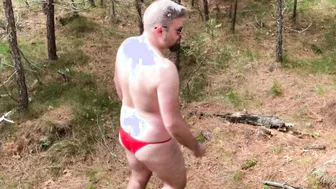 Haariger bären-daddy zieht sich nackt aus und masturbiert bei einer...