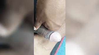 Hunk gay solo esfrega seu pau grande em sessão de ioga
