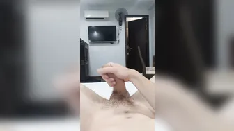 पतला ब्रिटिश ट्विंक अकेले हाथ से काम करते हुए अपने बड़े लंड को सहला...