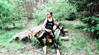 Twink alemão em látex/spandex bate punheta e cruza ao ar livre em b...