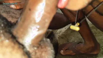 Oso indio peludo se follan la boca y el culo con una polla grande