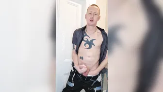 Jovencito pelirrojo se masturba su gran polla sin cortar y dispara ...