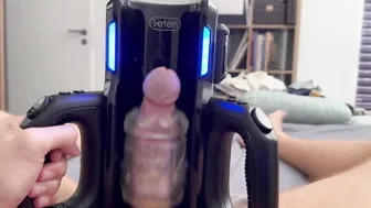 Twink holandês não circuncidado usa máquina de manga de masturbação...