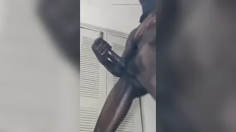 Mec musclé s'huile et branle sa grosse bite noire jusqu'à l'éjacula...