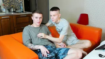 测试亚历克斯的敏感乳头，在一个年轻男孩手淫场景中