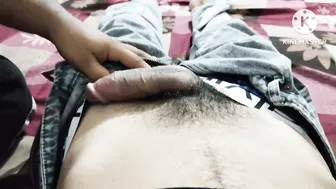 O jovem irmão adotivo agarra uma grande pica grossa e sem cortar pe...