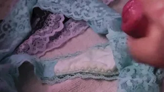 Twink corriéndose en las bragas de su hermanastra en masturbación s...