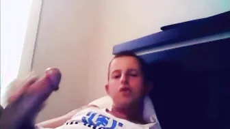 شاب ناعم بزب ضخم يقذف كميات هائلة متعددة على كاميرا الويب