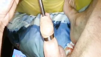 Twink alemán en solitario hace sounding con gran polla en primer plano