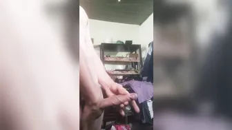 Papá oso se masturba su gruesa polla dura hasta correrse