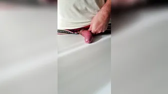 Oso peludo se masturba su gran polla sin circuncidar hasta un chorr...