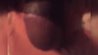 Urso paquistanês bate sua grande pica e goza no quarto