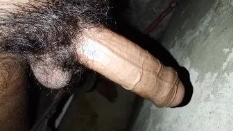 Desi-twink wichst großen unbeschnittenen schwanz bis zum abspritzen...