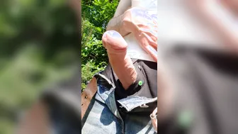 голландский твинк показывает большой член и предэякулят на улице