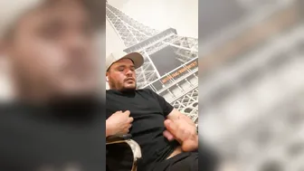 твинк дрочит свой большой член до быстрого камшота