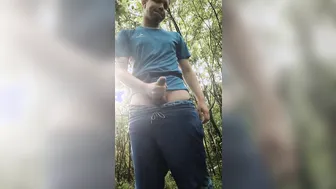 年轻男孩在森林里撸他巨大的未割包皮的鸡巴，猛烈射精