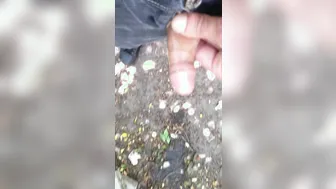 Cara peludo mijando lá fora e batendo punheta no seu pau grande