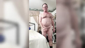 دب بابا يجلخ زبه الكبير الصلب في استمناء منفرد