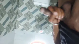 Twink sin cortar se masturba su gran polla monstruosa en el baño pú...