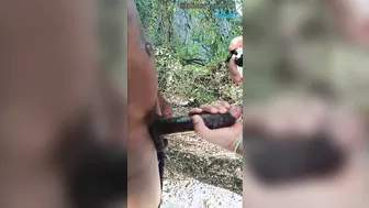 Twink negro com pau grande recebe punheta e goza forte