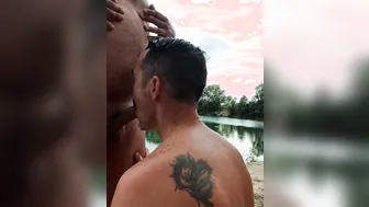 Boquete garganta profunda em praia de nudismo com padrão bem dotado