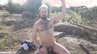 Jock peludo se urina enquanto malha nu ao ar livre